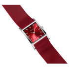 Vierkant rood wijzerplaat met witte wijzers en indexen; rode textielband in diagonaal perspectief.