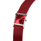 Vierkant horloge met rood mesh-bandje en rode wijzerplaat, schuine weergave benadrukt bandtextuur en design.