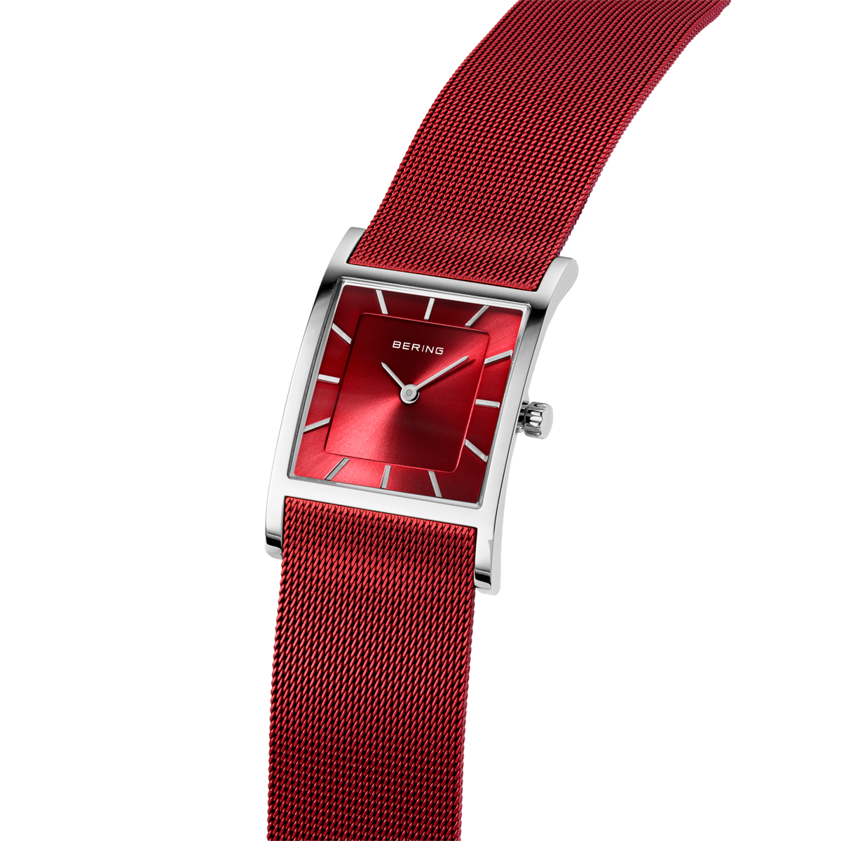 Vierkant horloge met rood mesh-bandje en rode wijzerplaat, schuine weergave benadrukt bandtextuur en design.