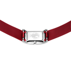 Rood stofband met stalen gesp, wijzerplaat deels zichtbaar achter de sluiting.