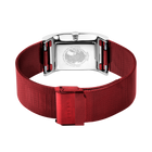 Horloge van achteren afgebeeld met rechthoekige kast en rood maille armband met vouwsluiting.