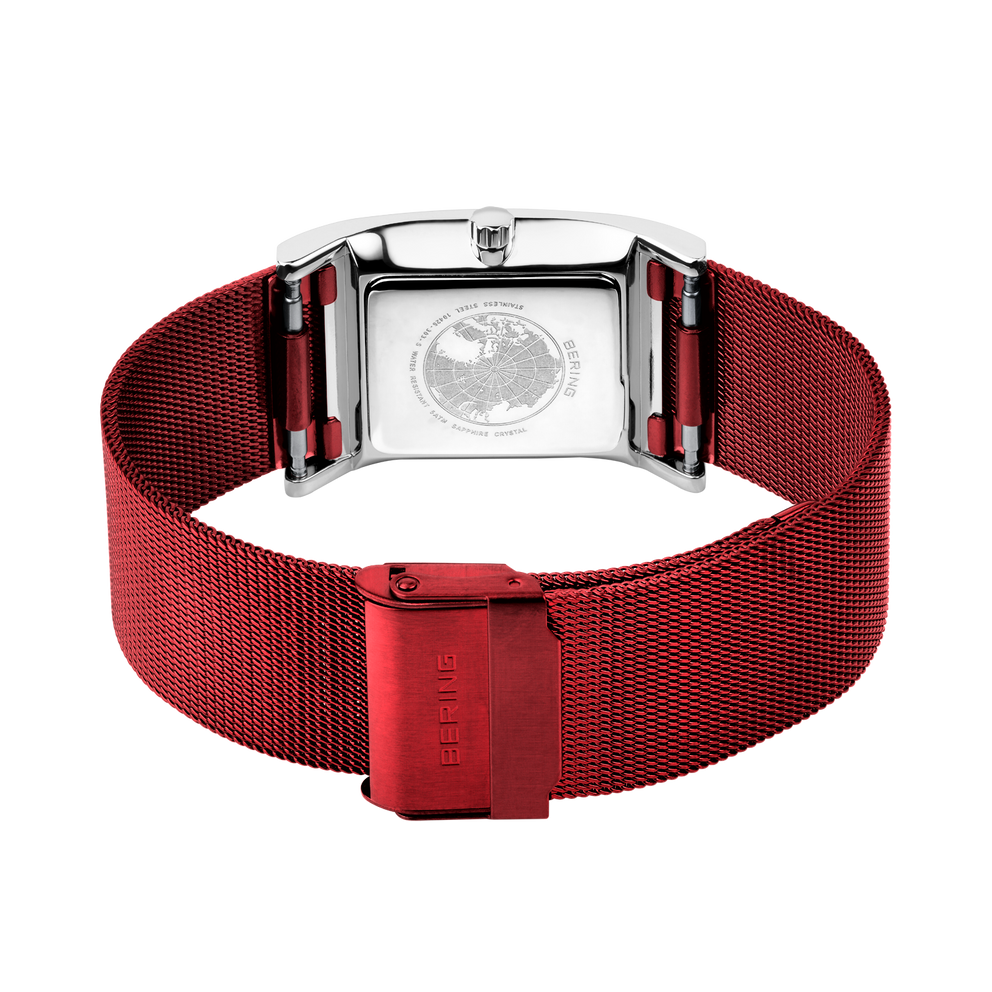 Horloge van achteren afgebeeld met rechthoekige kast en rood maille armband met vouwsluiting.