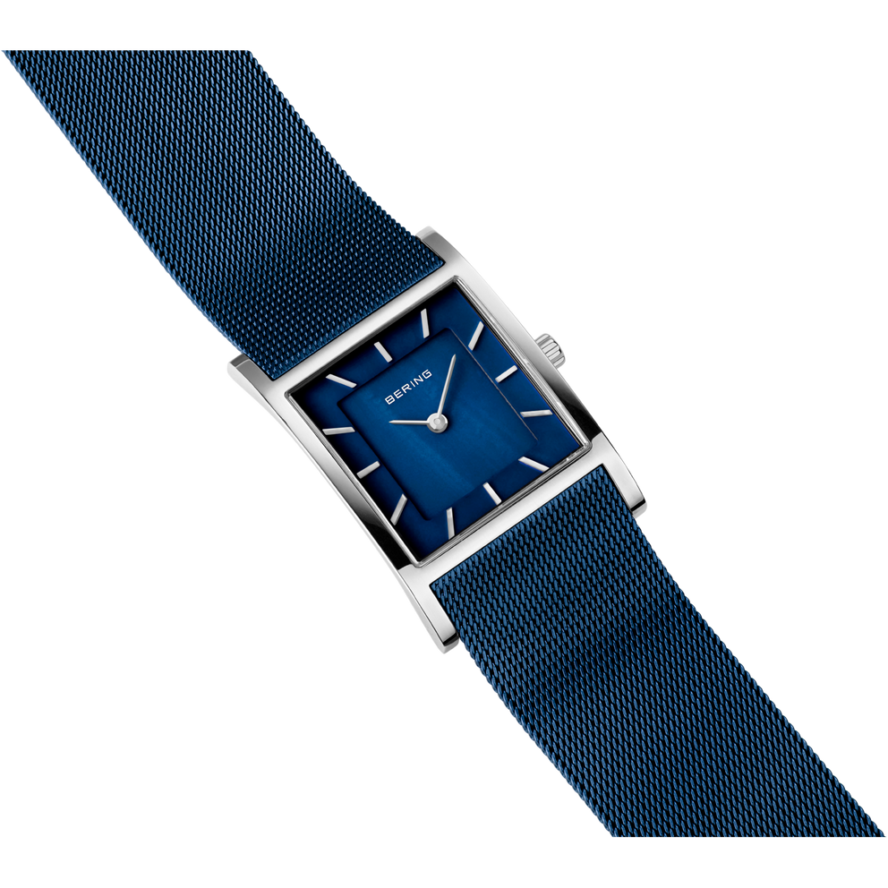 BERING horloge met rechthoekig blauw wijzerplaat, witte uurmarkeringen en gestructureerd stofband