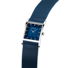 Vierkant horloge met donkerblauwe wijzerplaat en metalen meshband, getoond in schuin perspectief