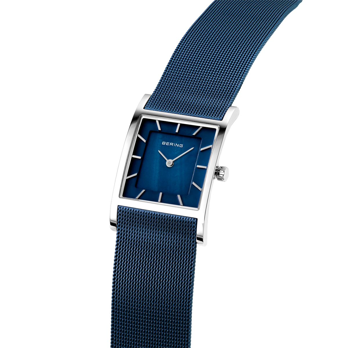 Vierkant horloge met donkerblauwe wijzerplaat en metalen meshband, getoond in schuin perspectief