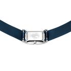 Banddetail met donkerblauw stoffen band en metalen gesp