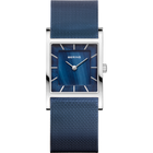 Vierkant BERING horloge met blauwe wijzerplaat, witte uurmarkeringen, zilveren kast en mesh-band blauw.