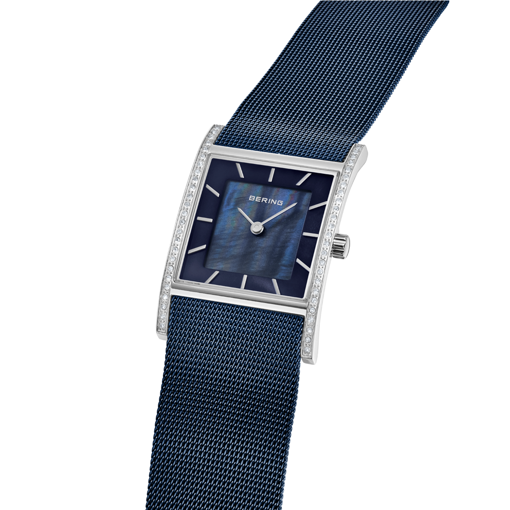 BERING horloge met vierkant donkerblauwe wijzerplaat, zilveren kast met kristallen, schuine hoek met blauw mesh-bandje.