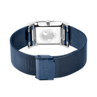 BERING horloge met rechthoekige witte wijzerplaat en donkerblauwe mesh-band, van bovenaf gefotografeerd.