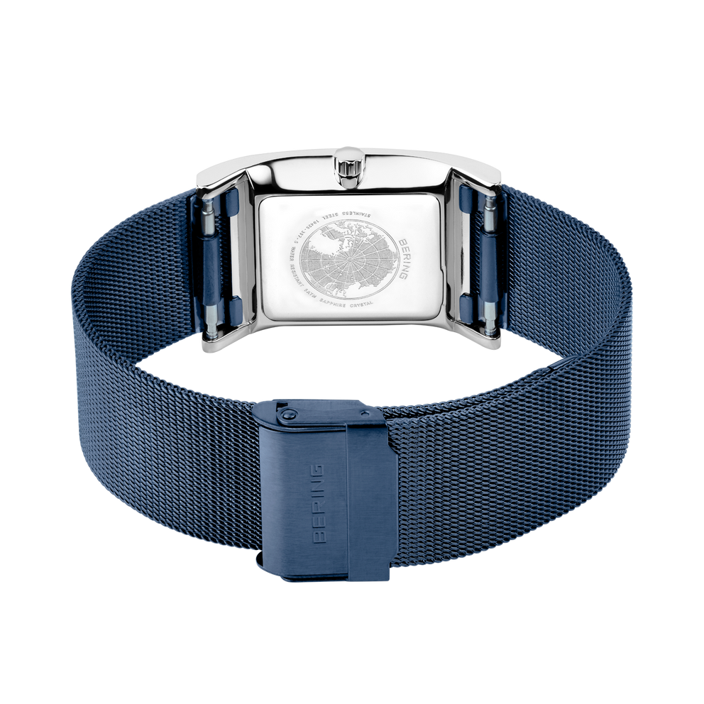 BERING horloge met rechthoekige witte wijzerplaat en donkerblauwe mesh-band, van bovenaf gefotografeerd.
