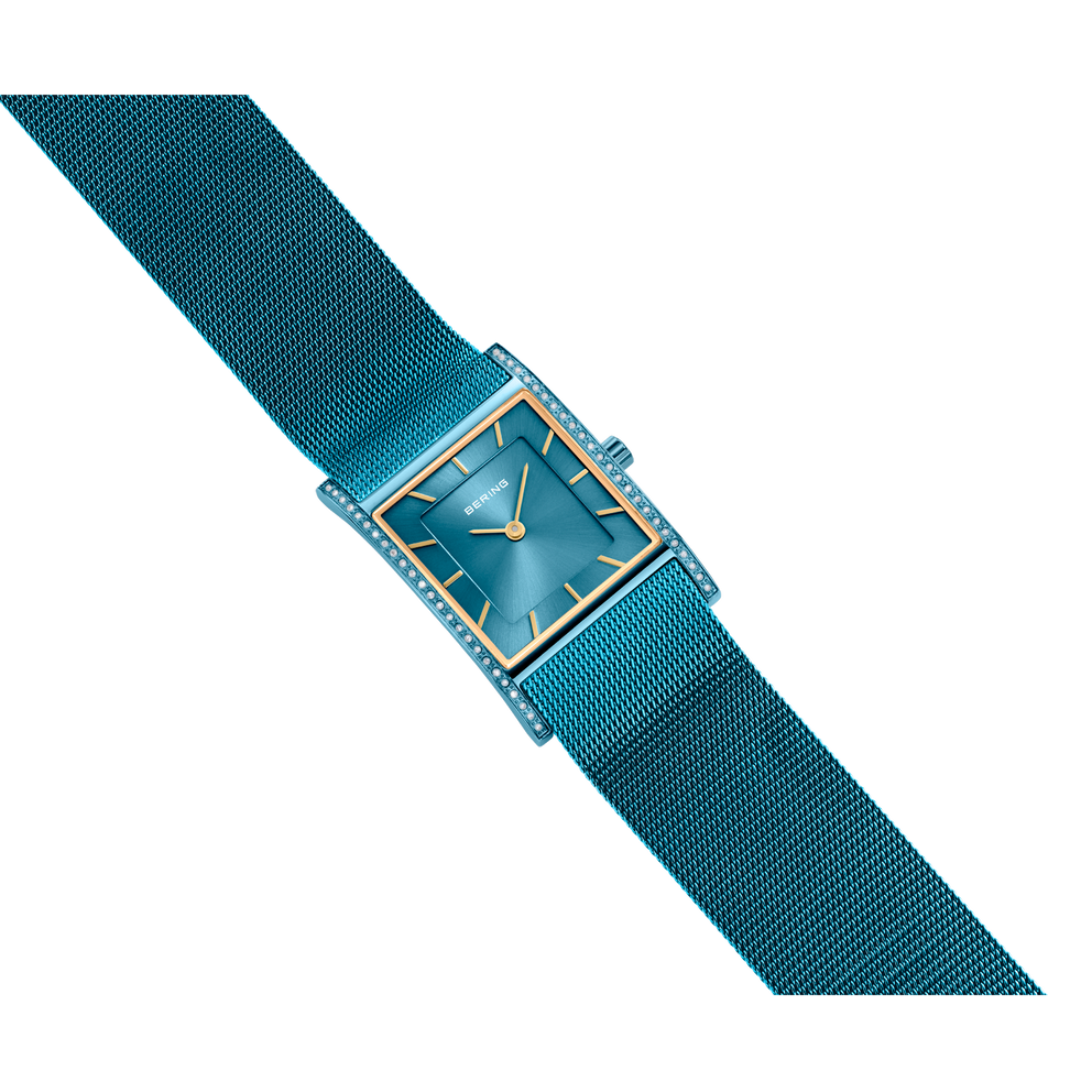 Rechthoekig blauwgroen horloge met mesh-band en gouden details, schuine weergave
