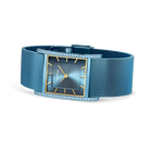 Zwart rechthoekig wijzerplaat met gouden uurmarkeringen op blauw mesh-metalen band, van boven fotografeerd.