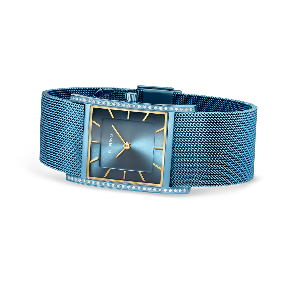 Zwart rechthoekig wijzerplaat met gouden uurmarkeringen op blauw mesh-metalen band, van boven fotografeerd.