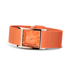 Reloj de esfera cuadrada con esfera naranja, agujas y correa de malla; caja plateada