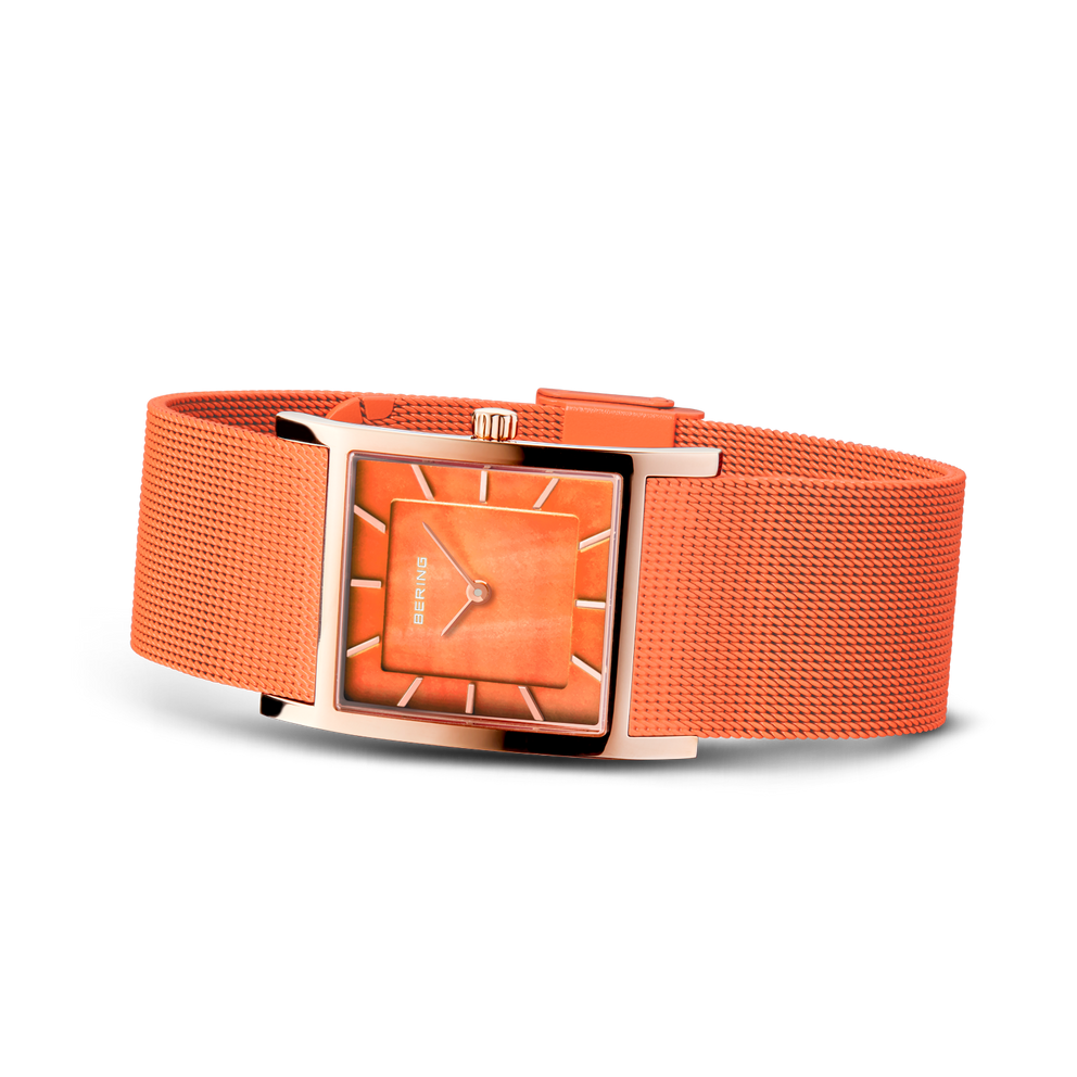 Reloj de esfera cuadrada con esfera naranja, agujas y correa de malla; caja plateada