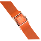 Reloj cuadrado con esfera naranja y pulsera textil estructurada, vista lateral