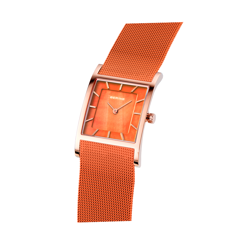 Reloj cuadrado naranja con correa texturizada, vista lateral