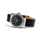 Reloj BERING vista angular, esfera negra, bisel diamantes, correa cuero negra interior claro