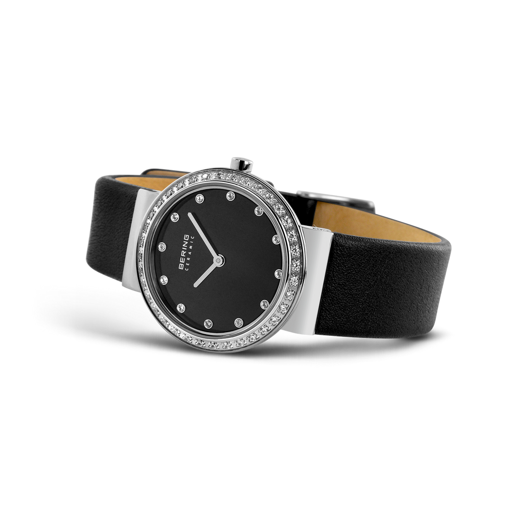 Reloj BERING vista angular, esfera negra, bisel diamantes, correa cuero negra interior claro