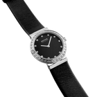 Reloj BERING en muñeca, correa cuero en ángulo detalle, bisel diamantes y caja visibles