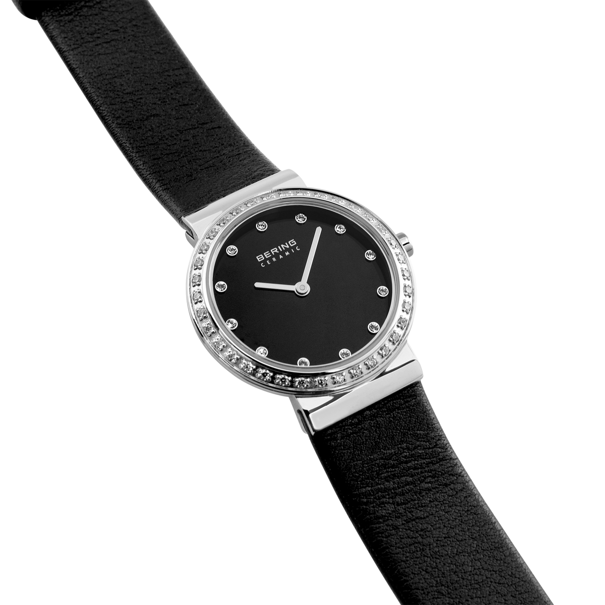 Reloj BERING en muñeca, correa cuero en ángulo detalle, bisel diamantes y caja visibles