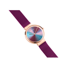Reloj BERING Anniversary en ángulo diagonal con caja oro rosa, esfera iridiscente y correa malla púrpura.