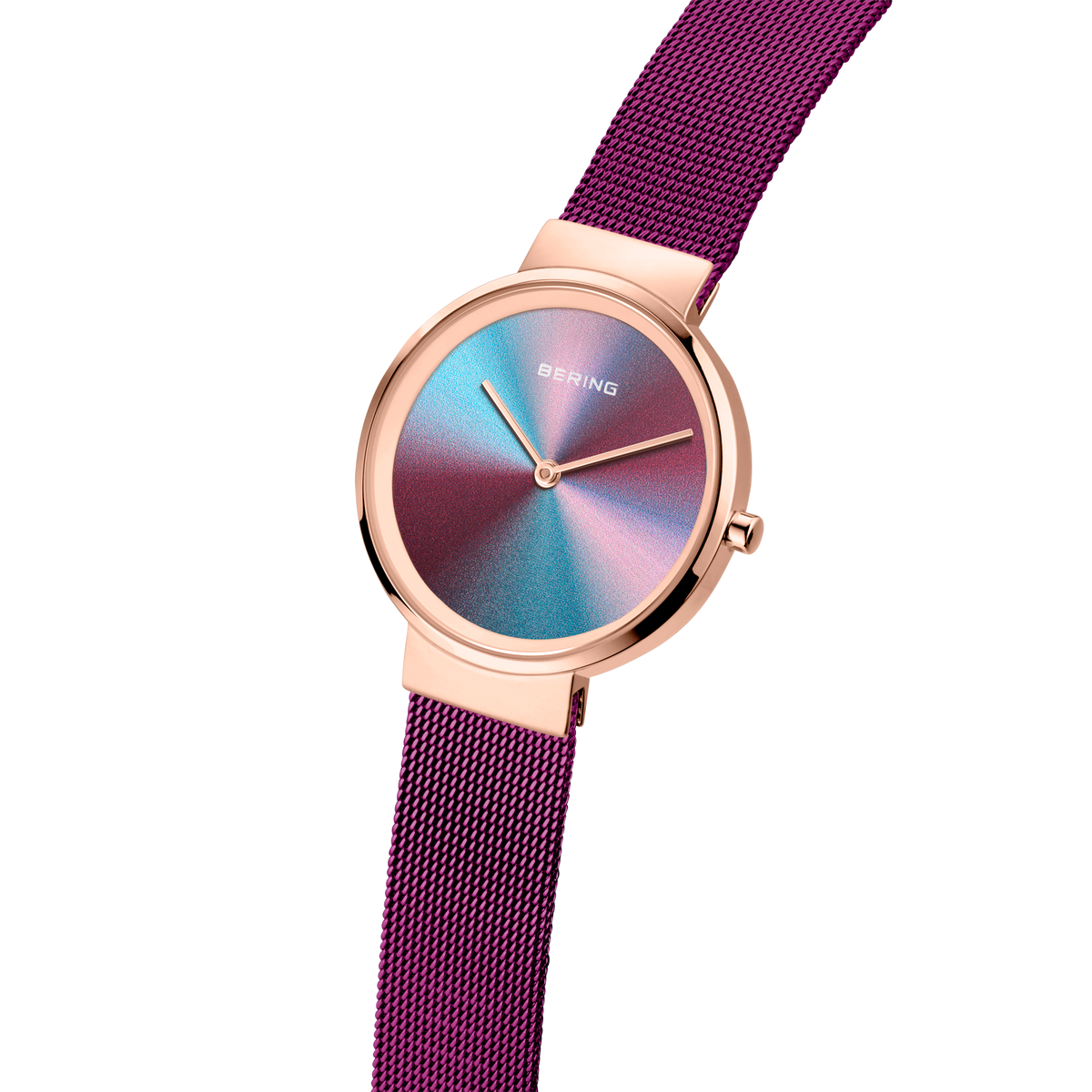 Reloj BERING Anniversary en ángulo con caja oro rosa, esfera iridiscente degradada y correa malla púrpura.