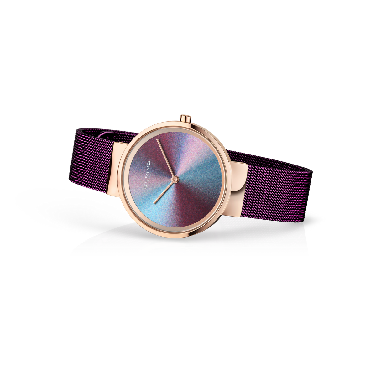 Reloj BERING Anniversary en vista 3/4 con caja oro rosa, esfera iridiscente y correa malla púrpura.