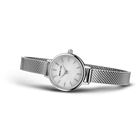 Montre BERING ronde avec cadran minimaliste et bracelet maille métallique, vue de côté