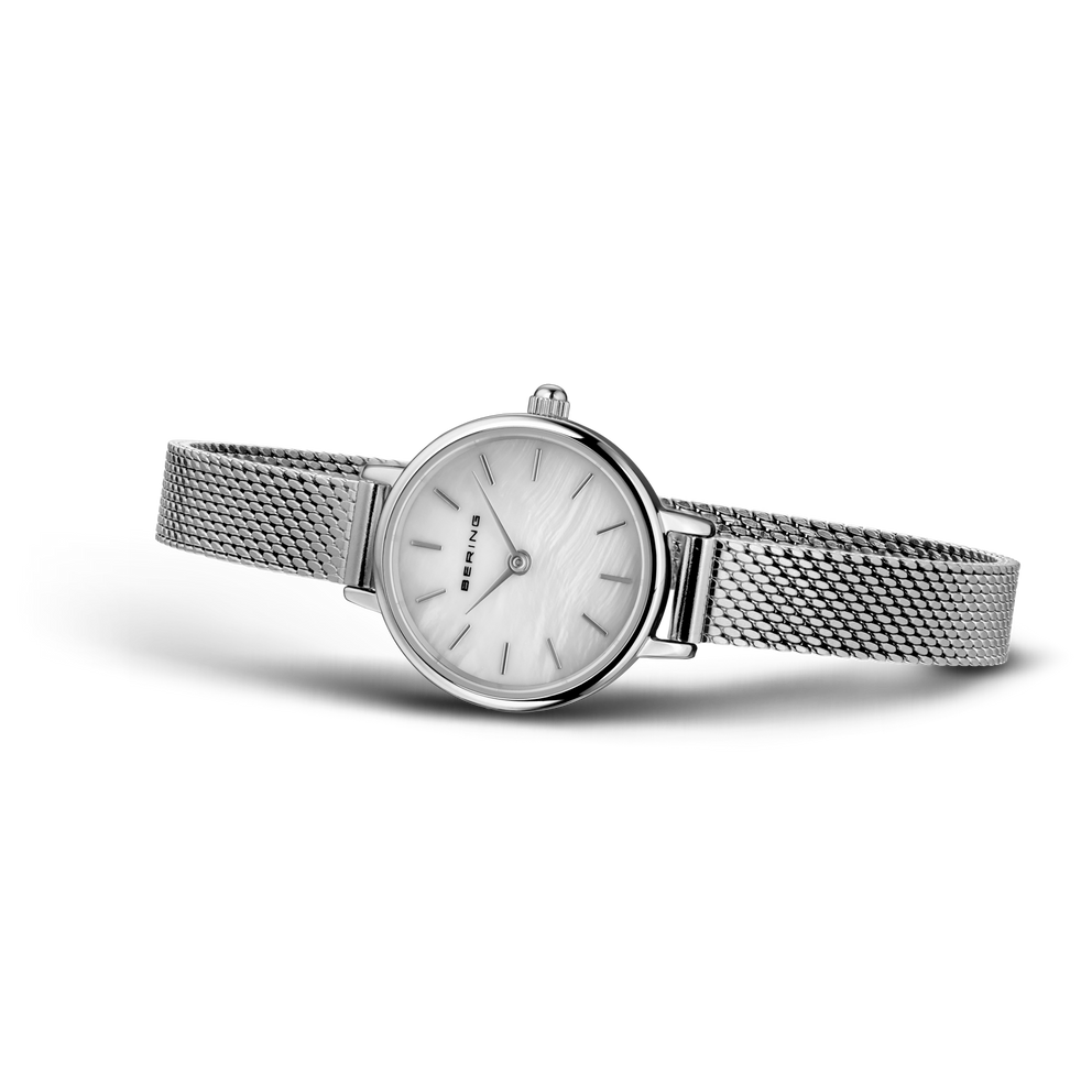 Montre BERING ronde avec cadran minimaliste et bracelet maille métallique, vue de côté