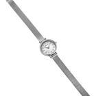 Montre-bracelet avec cadran blanc et bracelet à maille métallique texturée, vue d'angle.