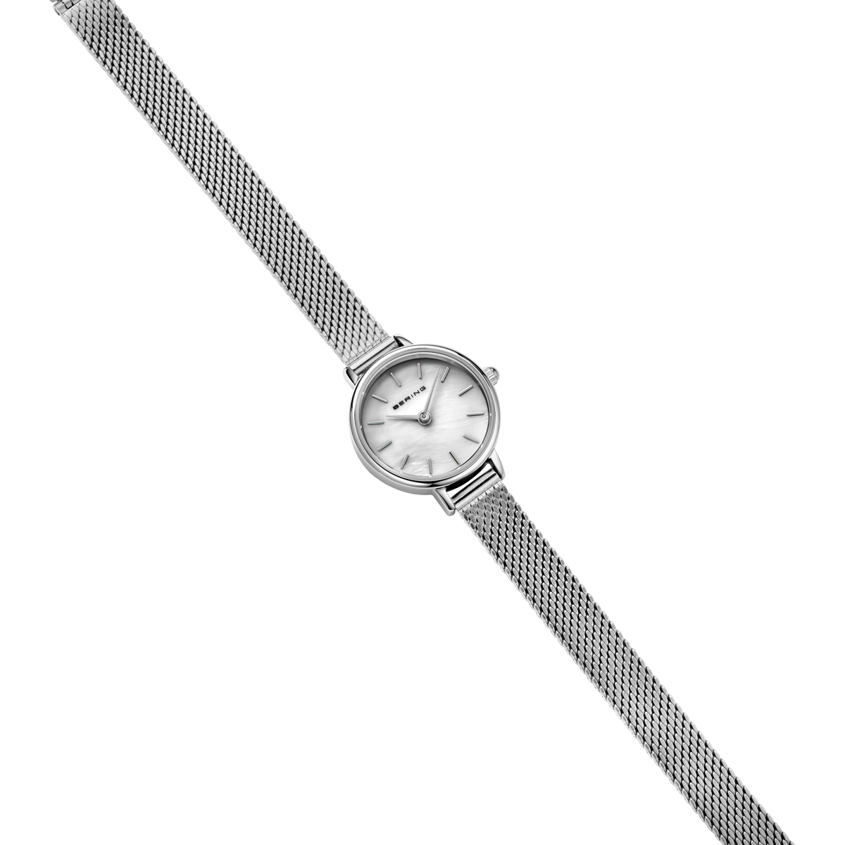 Montre-bracelet avec cadran blanc et bracelet à maille métallique texturée, vue d'angle.
