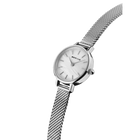 Montre-bracelet BERING avec cadran blanc rond et bracelet maille poli, vue en angle