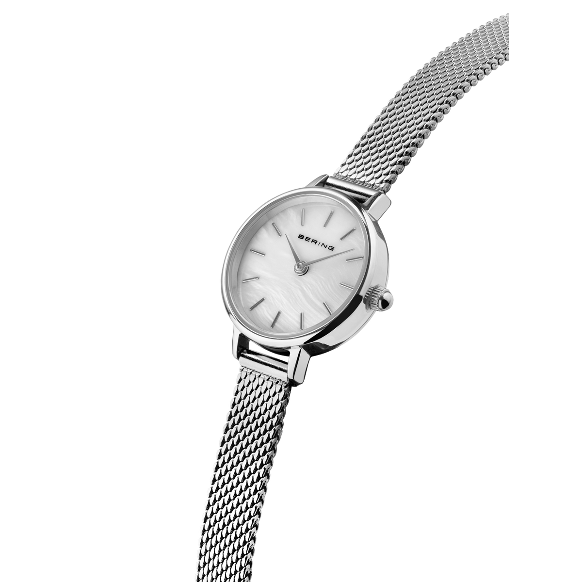 Montre-bracelet BERING avec cadran blanc rond et bracelet maille poli, vue en angle