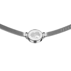 Montre à cadran rond, dial argenté et bracelet en maille métallique, vue de face