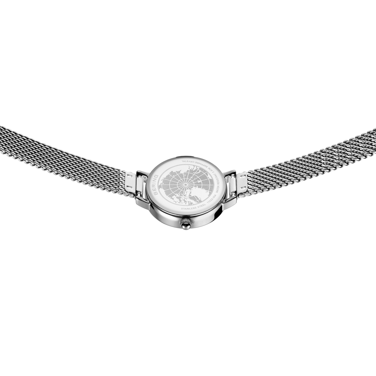 Montre à cadran rond, dial argenté et bracelet en maille métallique, vue de face