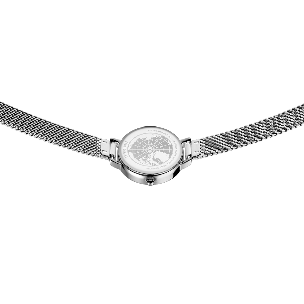 Montre à cadran rond, dial argenté et bracelet en maille métallique, vue de face