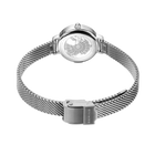 Montre argentée avec bracelet maille, vue de dessus montrant cadran et fermeture magnétique