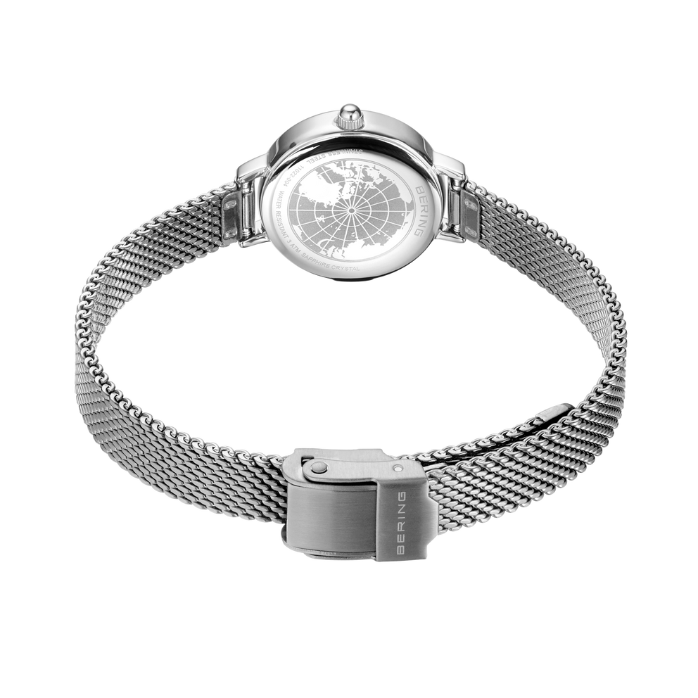 Montre argentée avec bracelet maille, vue de dessus montrant cadran et fermeture magnétique