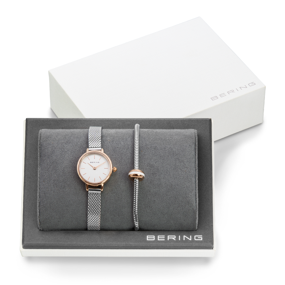 Estuche de regalo BERING Lovely en cajas blanca y gris con reloj de brazalete malla y pulsera a juego