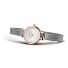 Reloj de pulsera con caja oro rosado y pulsera malla acero, esfera blanca con agujas oro rosado.