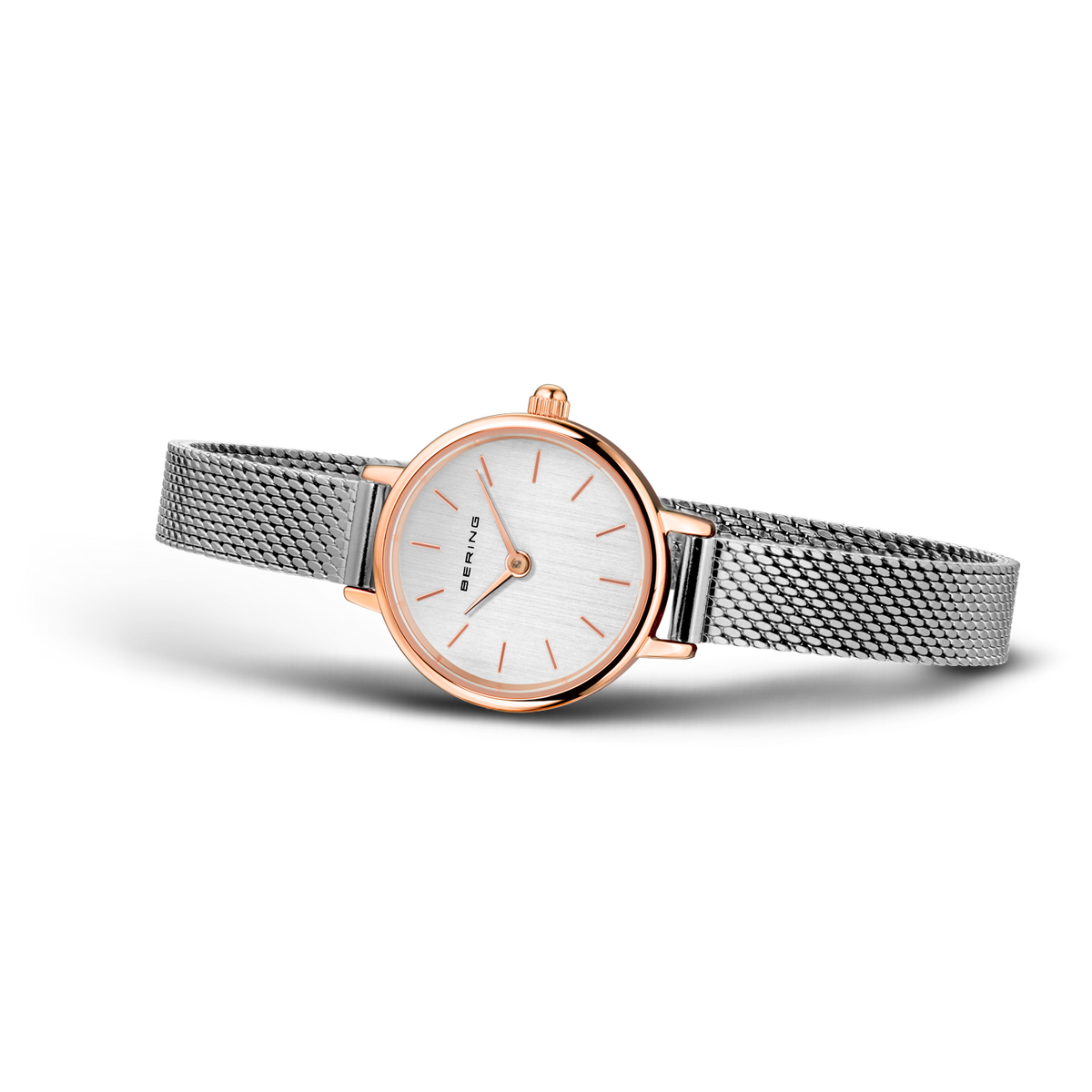 Reloj de pulsera con caja oro rosado y pulsera malla acero, esfera blanca con agujas oro rosado.