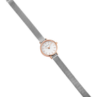 Reloj de oro rosado con esfera blanca y pulsera malla gris, fotografiado en ángulo