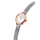Reloj BERING con caja oro rosa, esfera blanca y correa malla acero, fotografiado desde el lateral.