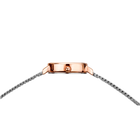 Reloj rectangular elegante con caja de oro rosa y correas de cadena en oro rosa y plata, vista desde arriba.