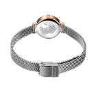 Vista trasera del reloj BERING 11022-064 con caja de oro rosado y pulsera de malla plateada con cierre magnético.