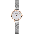 Reloj de pulsera con caja dorado rosa, esfera blanca y correa malla plateada, de frente sobre fondo blanco