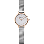 Reloj de pulsera con caja dorado rosa, esfera blanca y correa malla plateada, de frente sobre fondo blanco