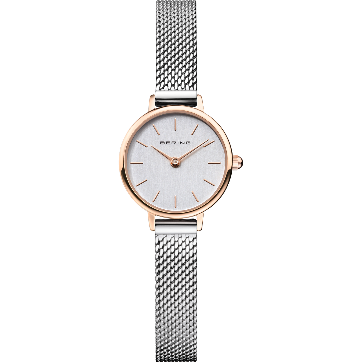 Reloj de pulsera con caja dorado rosa, esfera blanca y correa malla plateada, de frente sobre fondo blanco