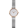 Reloj de pulsera con caja dorado rosa, esfera blanca y correa malla plateada, de frente sobre fondo blanco